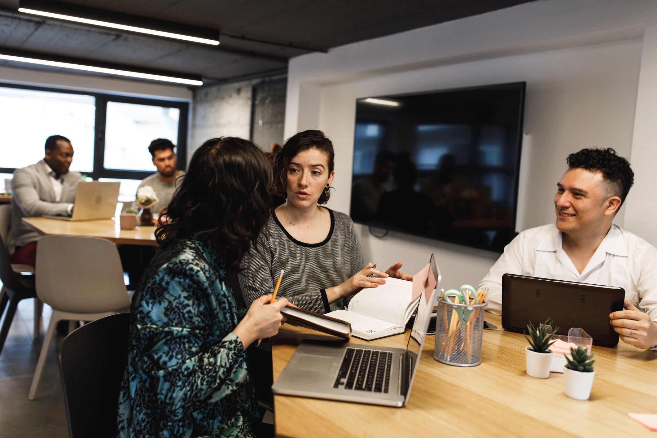 Espacio de oficina compartido donde equipos desarrollan ideas de negocio