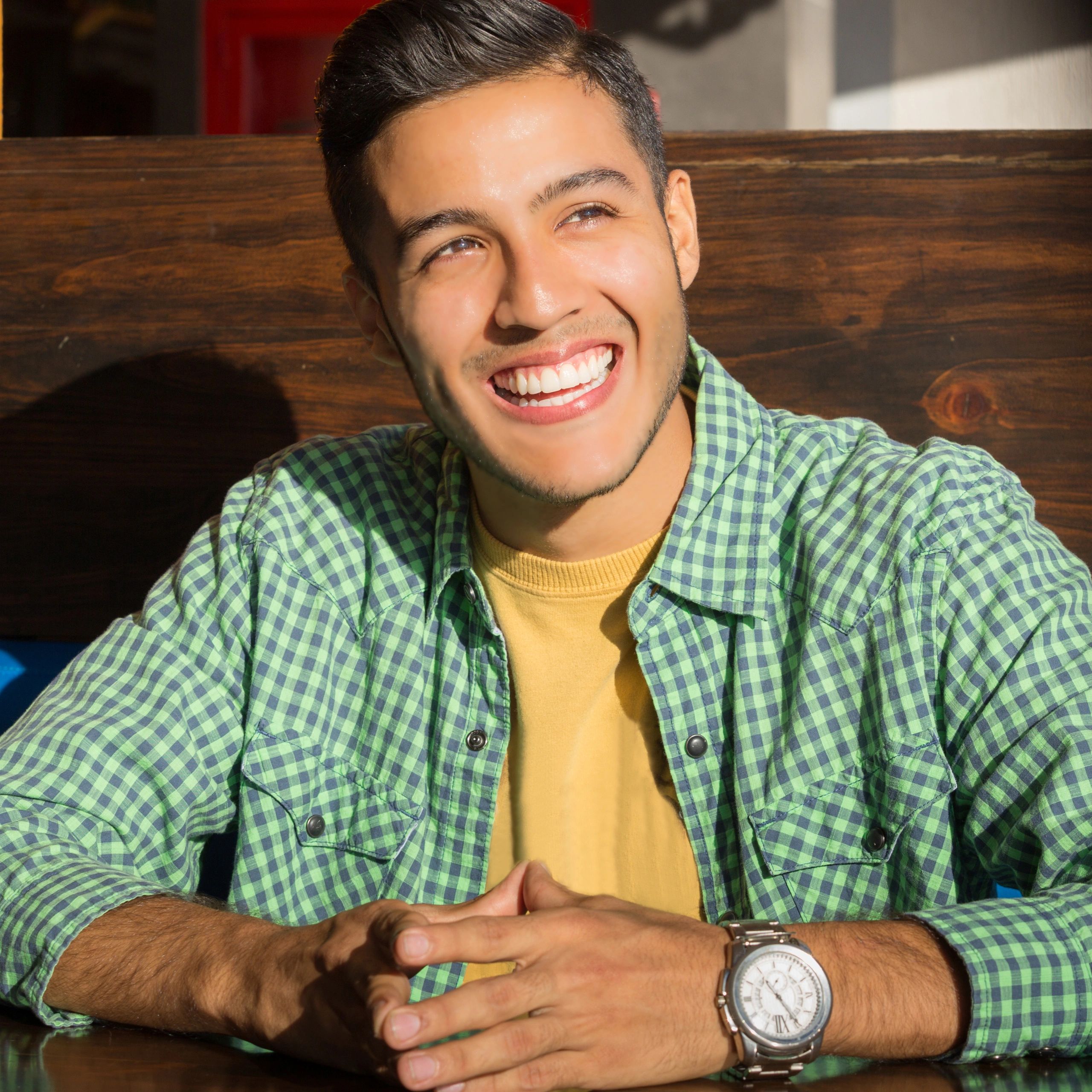 Retrato de emprendedor colombiano sonriendo